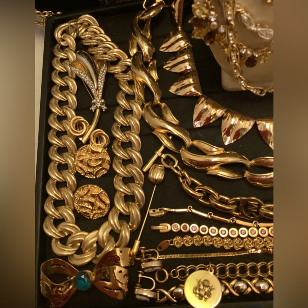 4 LBS Vintage jewelry lot - Picture 10 of 10
